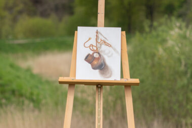 Aardwerken pot aan een spijker